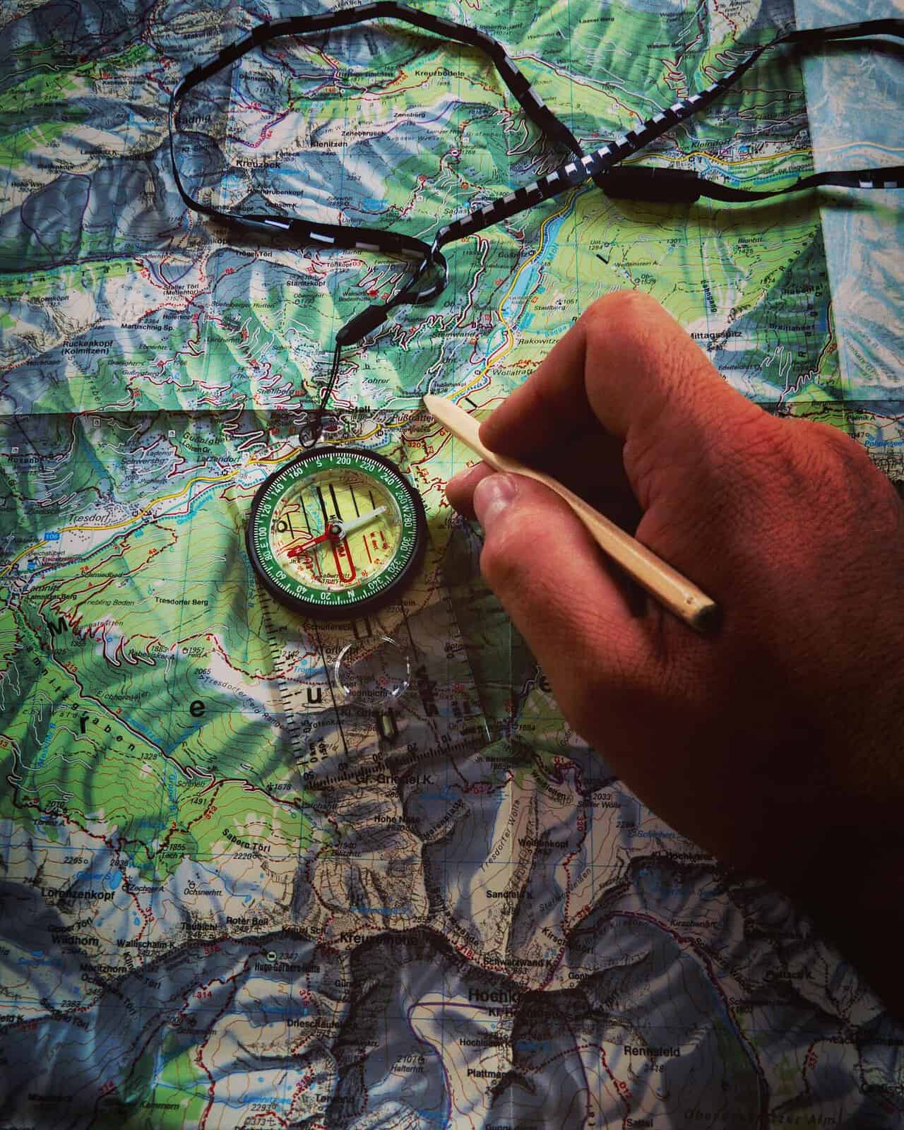 Kompass-Landkarte-Orientierung