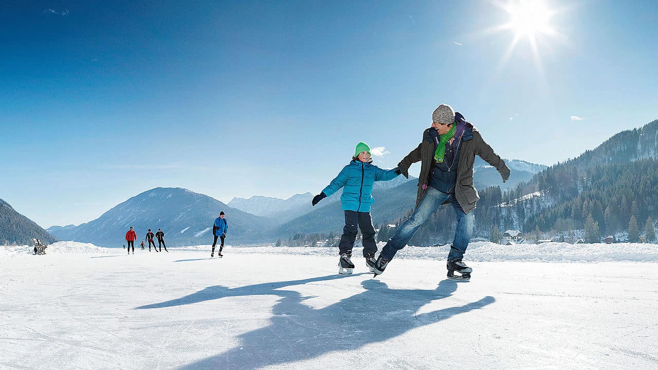 Eislaufen am Weißensee im Winterurlaub in Kärnten, Österreich